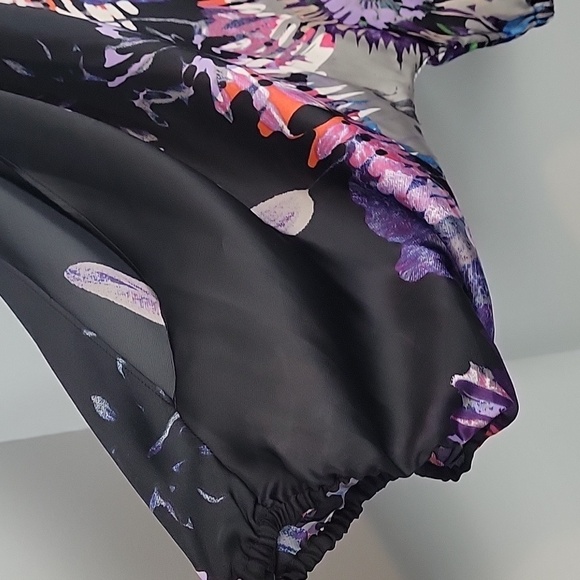 BCBGMAXAZRIA cropped cold shoulder blouse - Picture 4 of 9